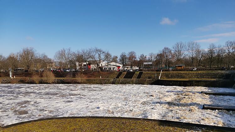 Schleuse am Main-Donau-Kanal in Bamberg: Schaum auf dem rechten Regnitzarm