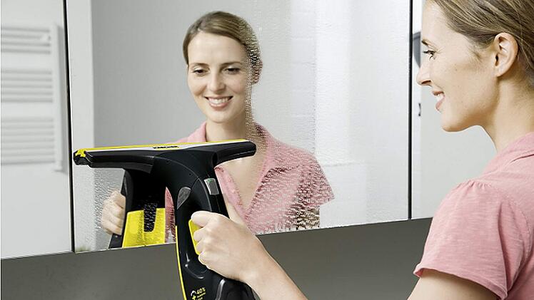 Sag Adé zu Tropfen und Streifen auf Fenstern und Spiegeln. Der Fenstersauger von Kärcher macht das Putzen jetzt viel einfacher, indem er Schmutzwasser einfach von der Oberfläche saugt.