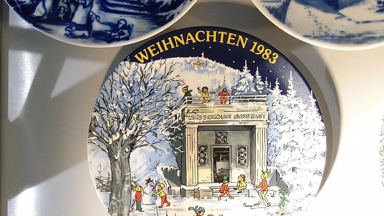 Seit den 1980er Jahren produzierte die einst in Neustadt ansässige Firma Friedel Jahresteller. Als stimmungsvolle Motive dienten Jahr für Jahr wechselnde winterliche Szenen mit bekannten Gebäuden und Örtlichkeiten Neustadts.Foto: Jochen Berger