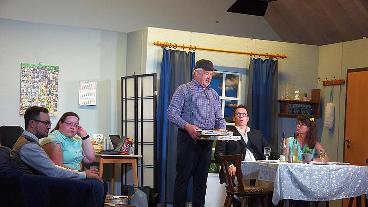 Die humorvolle Verwechslungskomödie "Charleys Tante" hat die Theatergruppe Katzenbach in die World-Wide-Web-Zeit übertragen. Sie hat  eine moderne Slapstick-Komödie inszeniert. Foto: Klaus Werner