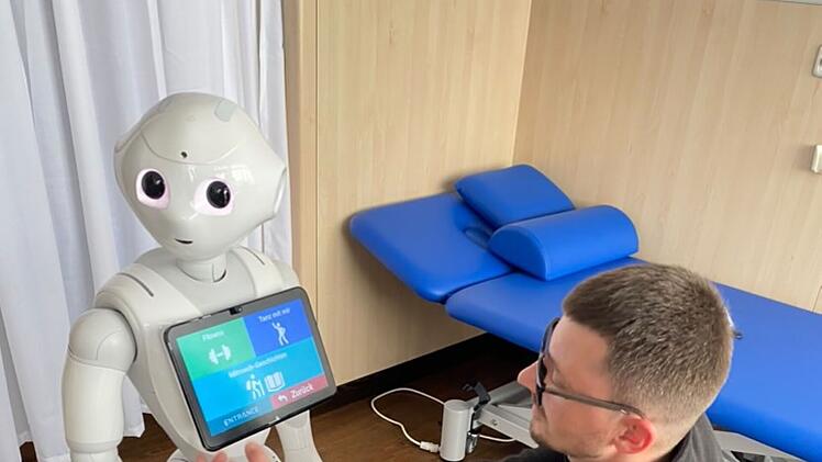 Nürnberger Erler-Klinik setzt Roboter als Pflegehelfer ein - "sprüht nur so vor guter Laune"