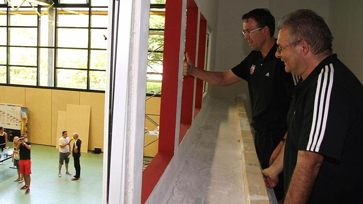 Mit Blick auf das Basketball Center: J&uuml;rgen St&auml;udler (vorne) zeigt Brose-Cheftrainer Chris Fleming die neuen B&uuml;ror&auml;ume. Fotos: Bertram Wagner
