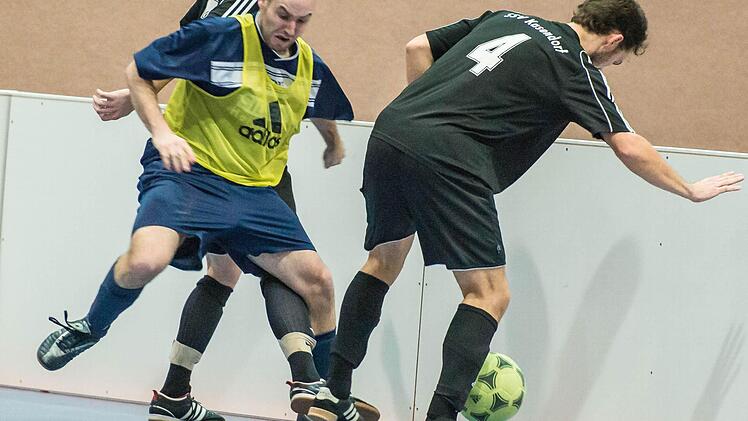 Der Kasendorfer Martin Stübinger (rechts) gegen den Marktleugaster Daniel Kolb. Foto: Alexander Muck und Klaus-Peter Wulf