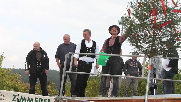 Ein Hoch auf das Handwerk prosteten die Handwerker vom Dach des Anbaus Erwachsenen, Planern, Handwerkern, Lehrern und natürlich den Kindern zu.