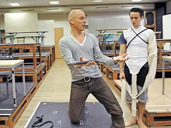 Gastregisseur Carlos Wagner bei der Probenarbeit zu Richard Wagners "Lohengrin" (Foto rechts: Mariusz Czochrowski). Fotos: Pilar Dismar