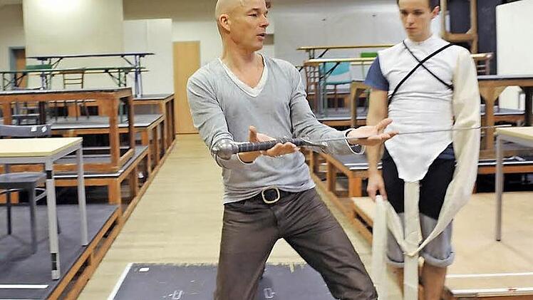 Gastregisseur Carlos Wagner bei der Probenarbeit zu Richard Wagners "Lohengrin" (Foto rechts: Mariusz Czochrowski). Fotos: Pilar Dismar