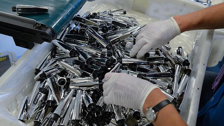 Jede Menge Mascara-Hüllen: In der Oeka-Produktion läuft heute vieles automatisiert. Foto: Rinklef