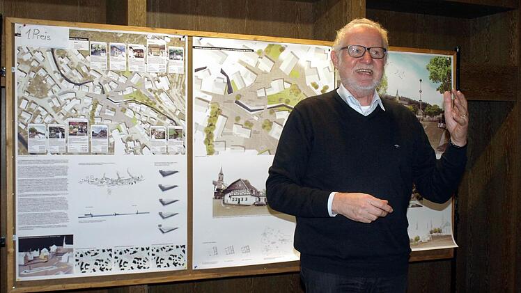 Professor Gerd Aufmkolk erklärt das Verfahren und den Siegerentwurf. Foto: Susanne Deuerling