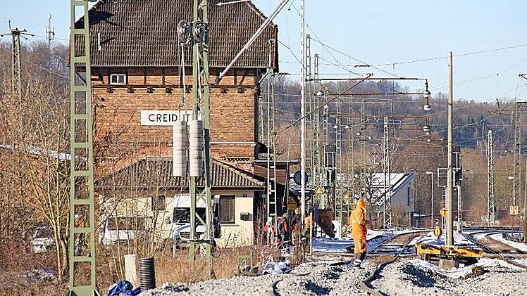 Auf 400 Metern Länge werden bis zum Bahnhof Creidlitz neue Gleise verlegt - Grund für die derzeitige Vollsperrung bis Ebersdorf, die am 29. Januar endet. Foto: Simone Bastian