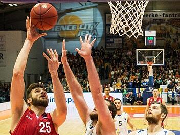 Leon Kratzer (mit Ball) setzt sich am Brett gegen Kenny Frease durch.  Foto: Christoph Worsch