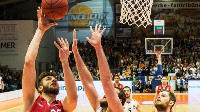Leon Kratzer (mit Ball) setzt sich am Brett gegen Kenny Frease durch.  Foto: Christoph Worsch