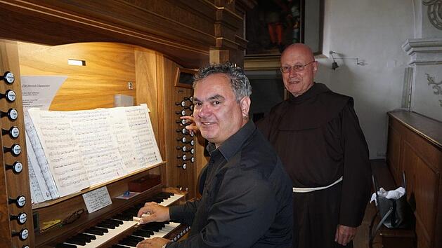 Christoph Brückner präsentierte an der Orgel in der Klosterkirche am Kreuzberg sein Konzertprogramm "Organissimo". Pater Georg Andlinger ließ sich von ihm seine Variationen zu bekannten Kirchenliedern erläutern. Marion Eckert