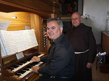 Christoph Brückner präsentierte an der Orgel in der Klosterkirche am Kreuzberg sein Konzertprogramm "Organissimo". Pater Georg Andlinger ließ sich von ihm seine Variationen zu bekannten Kirchenliedern erläutern. Marion Eckert