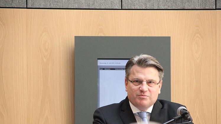Justizminister Winfried Bausback nennt den Neubau einen "städtebaulichen Gewinn" für Haßfurt.