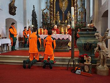 Die Messe zum Schutzpatron der Wald- und Forstleute, dem Heiligen Sebastian wurde in der noch weihnachtlich geschmückten Klosterkirche am Kreuzberg gefeiert. Auszubildende der Bayerischen Staatsforsten übernahmen den Altardienst. Als Zelebranten waren gekommen Dr. Ignace Matensi (Lohr), Weihbischof Ulrich Boom und Pater Martin Domogalla.  Foto: Marion Eckert
