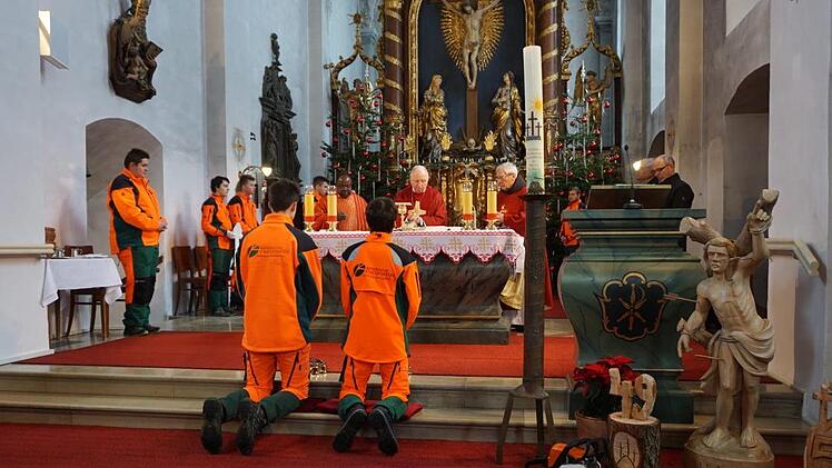 Die Messe zum Schutzpatron der Wald- und Forstleute, dem Heiligen Sebastian wurde in der noch weihnachtlich geschmückten Klosterkirche am Kreuzberg gefeiert. Auszubildende der Bayerischen Staatsforsten übernahmen den Altardienst. Als Zelebranten waren gekommen Dr. Ignace Matensi (Lohr), Weihbischof Ulrich Boom und Pater Martin Domogalla.  Foto: Marion Eckert