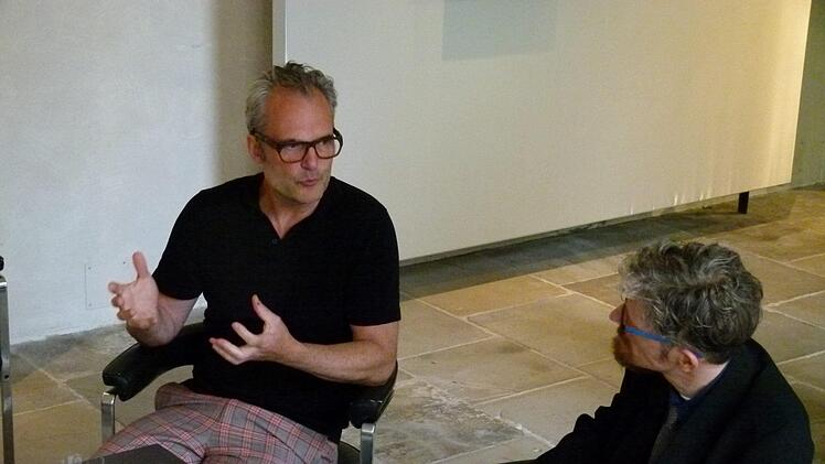 Museumschef Holger Kempkens (rechts) stellte Via Lewandowsky als Künstler mit "weltweitem Wirkungskreis" vor. Foto: Marion Krüger-Hundrup