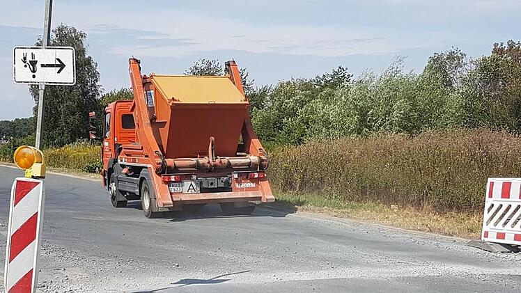 Die Baustellenausschilderung ist mehr als mangelhaft. In der Lichtenfelser Straße ist ein Gehsteig gesperrt. Ein auf dem Kopf stehendes Schild weist Fußgänger an, auf die andere Straßenseite zu wechseln. Dort gibt es allerdings gar keinen Gehweg.