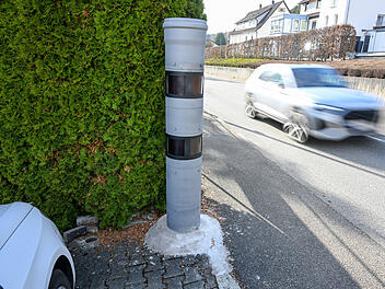 Fiese Blitzer-Masche? Unbekannte kleben gemeine Falle für Autofahrer