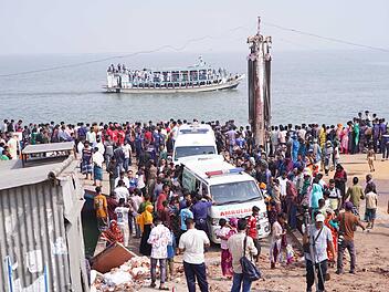 Bus st&uuml;rzt in Bangladesch ins Wasser