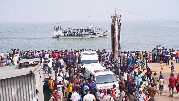 Bus st&uuml;rzt in Bangladesch ins Wasser