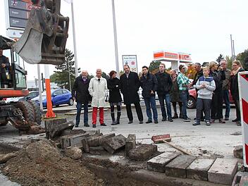 Die Mitglieder der CSU-Stadtratsfraktion informierten sich Mittwochnachmittag über den Ausbau der Ortsdurchfahrt Melkendorf. Zugleich hatten die Anlieger die Möglichkeit, Kritik und Wünsche an die Politiker weiterzugeben.  Foto: Jürgen Gärtner