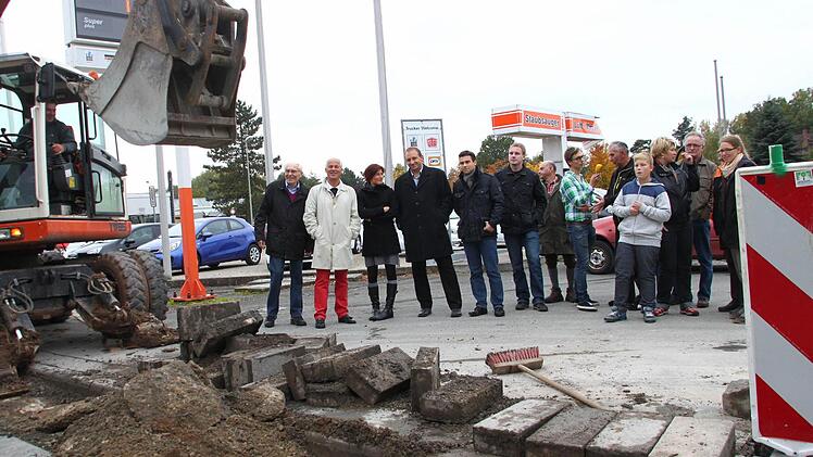 Die Mitglieder der CSU-Stadtratsfraktion informierten sich Mittwochnachmittag über den Ausbau der Ortsdurchfahrt Melkendorf. Zugleich hatten die Anlieger die Möglichkeit, Kritik und Wünsche an die Politiker weiterzugeben.  Foto: Jürgen Gärtner