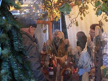 Die Deko war noch belaubt, das Angebot weihnachtlich.  Foto: Becht