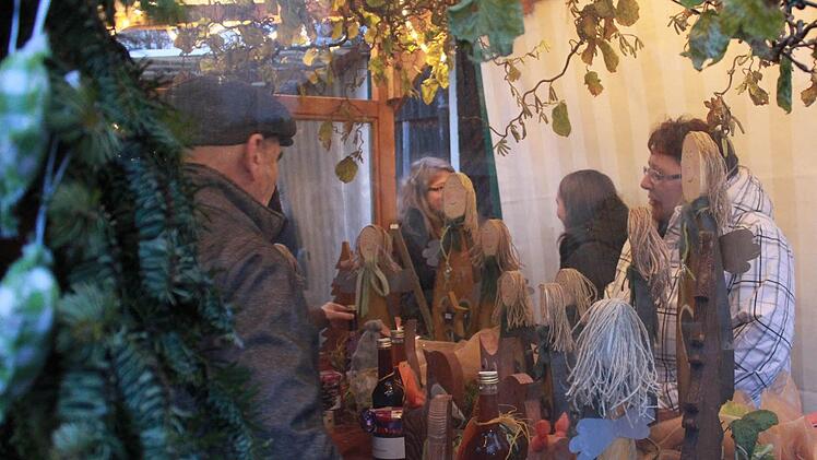 Die Deko war noch belaubt, das Angebot weihnachtlich.  Foto: Becht