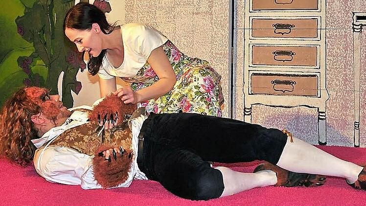 Eine glänzende Vorstellung gaben Benjamin Bochmann als "das Biest" und Heidi Lehnert als "die Schöne". Fotos: Ulrike Langer