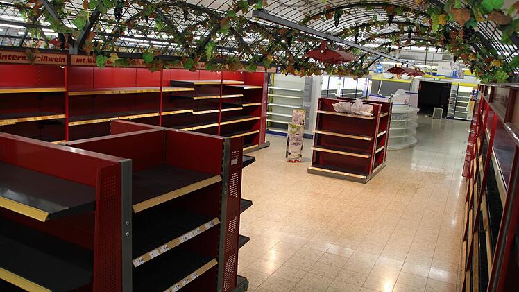 Das alte E-Center in Höchstadt. Am Dienstag eröffnet Edeka neu. Foto: Christian Bauriedel