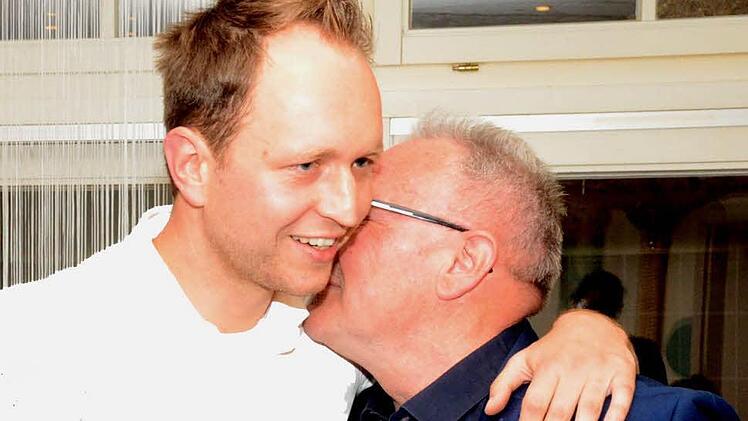 Zum Abschied gabs ein Küßchen vom neuen Vorsitzenden an seinen Vorgänger. Links im weissen Hemd Marco Niebling und daneben Thomas Leiner,  Foto: Peter Rauch