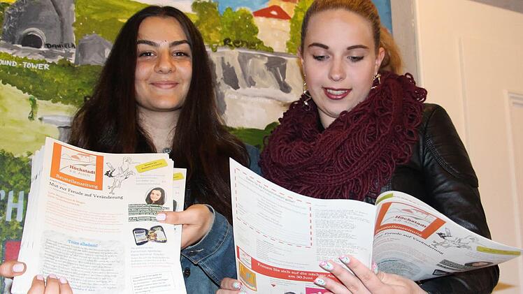 Die Baustellenzeitung ist zum größten Teil die Leistung der beiden Praktikantinnen Sara Kasapoglu und Tamara Kießling (v. l.). Foto: Christian Bauriedel