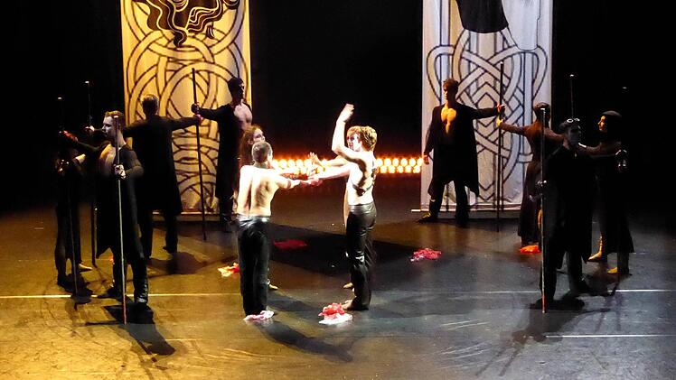 Die Deutsche Tanzkompanie Neustrelitz gastierte im Bad Kissinger Kurtheater mit einer Adaption der Nibelungen-Saga, hier eine Szene, in der Siegfried am Burgunderhof auftritt. Foto: Gerhild Ahnert