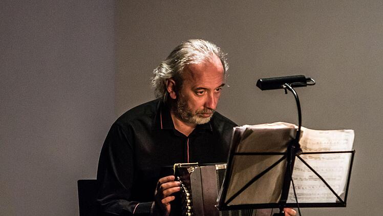 Faszinierende Kombination: Gemeinsam mit dem Bandoneon-Virtuosen Kostas Raptis musizierte das Flex Ensemble in Coburg. Zur Musik präsentierte Tosh Leykum Video-Sequenzen.Foto: Jochen Berger