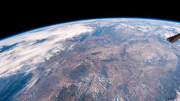 Die Hitzewelle l&auml;sst Deutschland weiterhin schwitzen. Das hei&szlig;e Wetter bringt auch D&uuml;rre mit sich. ISS-Astronaut Alexander Gerst zeigte zuletzt wie trocken Deutschland aus dem All aussieht.  Foto: ESA/Alexander Gerst/dpa