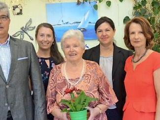 Gratulation zum 85. Geburtstag von Marianne Walter aus Kronach. Von links Sohn Joachim Walter, Annabelle Walter (Ehefrau von Enkel Andreas), die Jubilarin Marianne Walter, 2. Bürgermeisterin Angela Hofmann, Pia Walter (Schwiegertochter).  Foto: K.- H. Hofmann