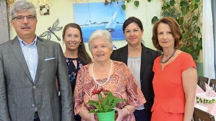 Gratulation zum 85. Geburtstag von Marianne Walter aus Kronach. Von links Sohn Joachim Walter, Annabelle Walter (Ehefrau von Enkel Andreas), die Jubilarin Marianne Walter, 2. Bürgermeisterin Angela Hofmann, Pia Walter (Schwiegertochter).  Foto: K.- H. Hofmann
