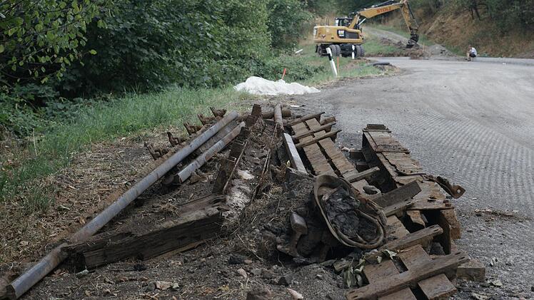 Relikte aus der alten Eisenbahnzeit liegen derzeit noch am Rand des Baufelds. Foto: Steffen Standke