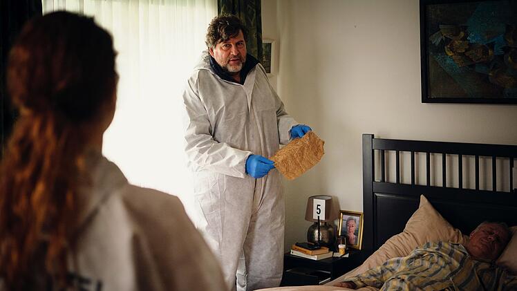 Wo ist die Tatwaffe? Aus dem Öltuch im Nachttisch des ermordeten Apothekers schließt Friedemann Berg (Hans-Jochen Wagner), dass der Mann mit seiner eigenen Waffe erschossen worden sein könnte.