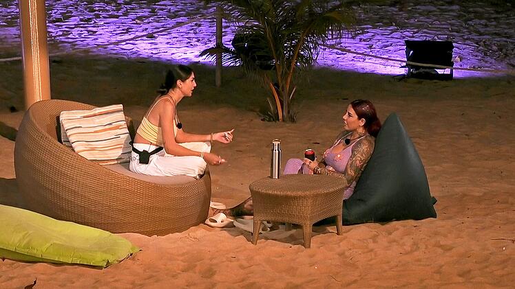 Yeliz (links) und Kate vers&ouml;hnen sich.