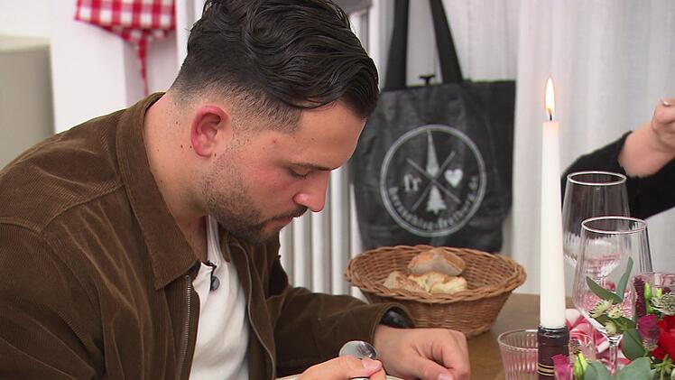 Jonathan genie&szlig;t seine Gutedelsuppe und kann nichts aussetzen.