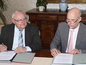 Bürgermeister Siegfried Erhard (links) und Oberbürgermeister Kay Blankenburg (rechts) unterzeichneten in dieser Woche einen Kooperationsvertrag für die Standesämter der Kommunen. Foto: Stadt Bad Kissingen