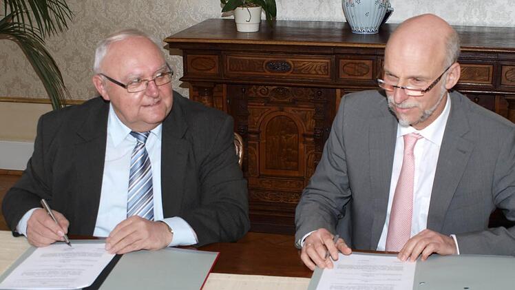 Bürgermeister Siegfried Erhard (links) und Oberbürgermeister Kay Blankenburg (rechts) unterzeichneten in dieser Woche einen Kooperationsvertrag für die Standesämter der Kommunen. Foto: Stadt Bad Kissingen