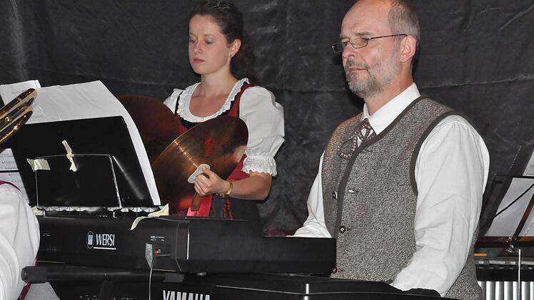 Isabell Hegerich und Pfarrer Armin Haas