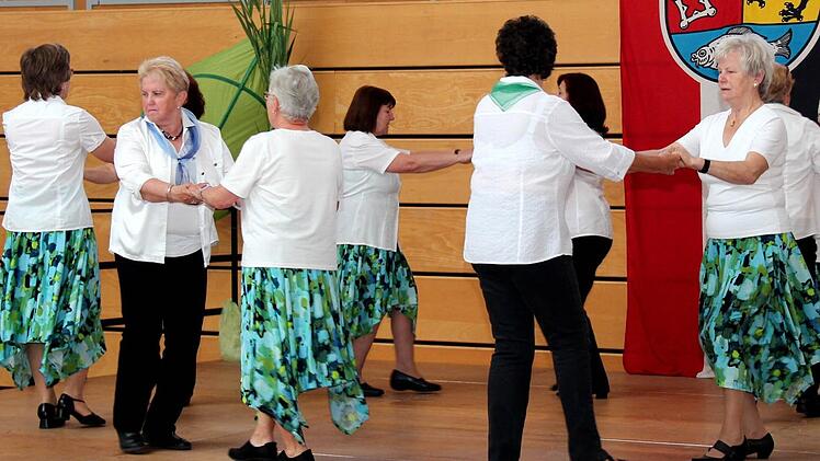 Beim Tanzen in der Aischgrundhalle hatten die Senioren viel Spaß.