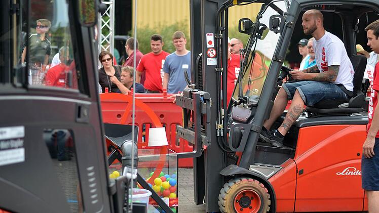 Geschicklichkeit ist beim Stapler-Cup in Nürnberg gefragt. Frankens Gabelstaplerfahrer haben sich am Wochenende zum Wettkampf getroffen. Foto: Nikolas Pelke