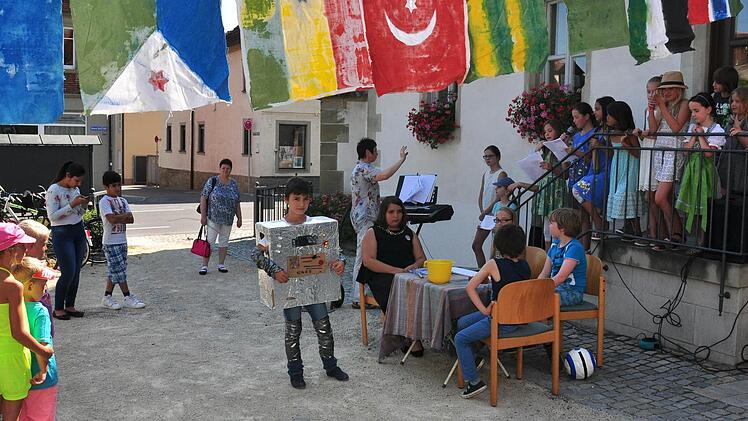 Der Chor der Singschule von Monika Schraut in Zeil führte beim Sommerfest von Ausländern und Deutschen des Caritasverbandes für den Landkreis Haßberge in Haßfurt zusammen mit Ausländerkindern aus der Caritas-Mittagsbetreuung der Grundschule Zeil-Sand das Mini-Musical "Max der Roboter" auf.