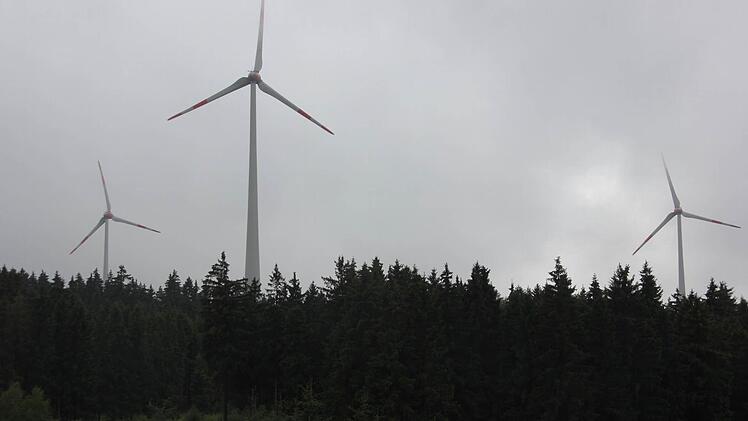 So wie diese Windräder bei Münchberg würden die Windenergieanlagen auf dem Rainberg weit über den Baumbestand hinausragen.  Foto: Friedwald Schedel