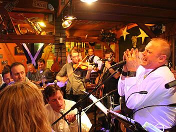Aus tiefster Seele singt Markus Neugebauer alte schottische Balladen. Begleitet von der Folk-Gruppe "Paddys last Order" aus Herzogenaurach.